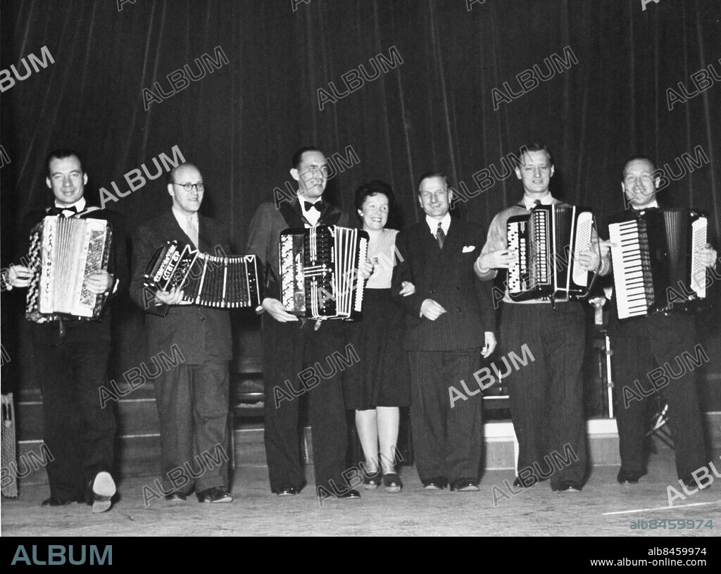Orig. bildtext... DRAGSPELSPARADEN DEN 7 DEC 1945 Erik Frank, Andrew Walter, Gösta Westerlund, Nadja Hjärne-Ohrberg, Gustaf Elmer, Gunnar Lundgren, Hans-Erik Nääs. persons: HANS-ERIK NÄÄS;GUNNAR LUNDGREN;GUSTAF ELMER;NADJA HJÄRNE-OHRBERG;GÖSTA WESTERLUND;ANDREW WALTER;ERIK FRANK sites: SVERIGE.
