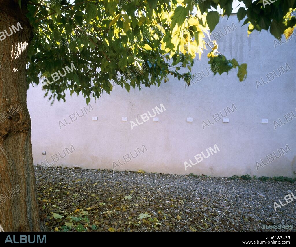 EVA MARISALDI. HOMBRE Y AGUA - 2003 - 12 BAJORRELIEVES EN ESCAYOLA PEGADOS EN LA PARED DE UNO DE LOS PATIOS DE LA CARTUJA DE SEVILLA - 10x15.