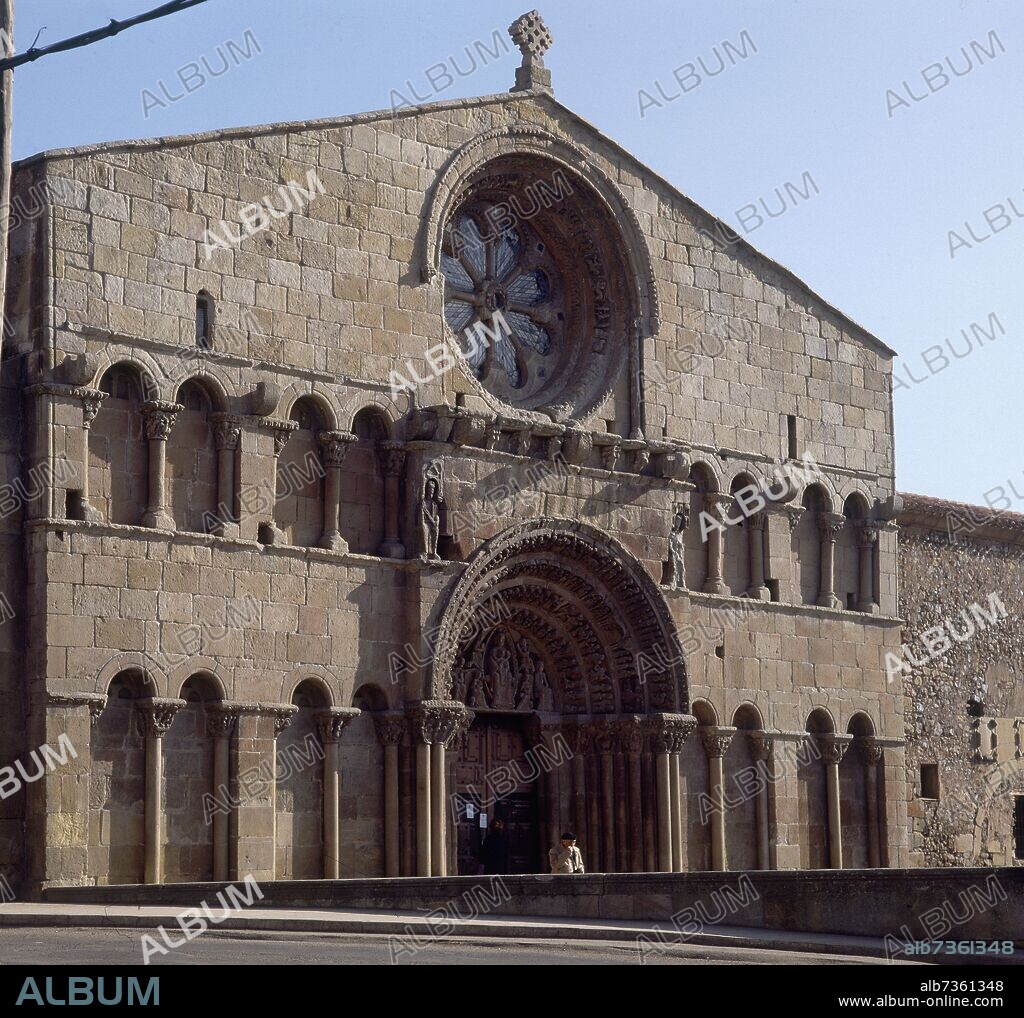 FACHADA DE LA IGLESIA DE SANTO DOMINGO - SIGLO XII - ROMANICO ESPAÑOL.