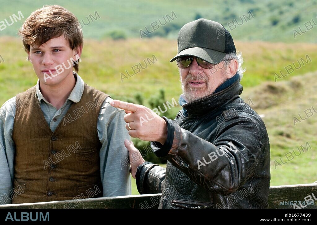 JEREMY IRVINE y STEVEN SPIELBERG en WAR HORSE-CABALLO DE BATALLA, 2011 (WAR HORSE), dirigida por STEVEN SPIELBERG. Copyright TOUCHSTONE PICTURES / APPLEBY, DAVID.
