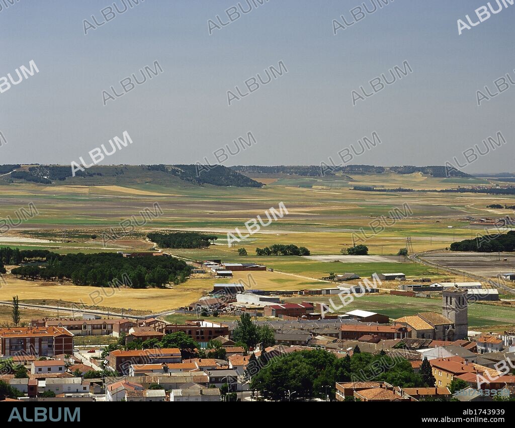 CASTILLA-LEON. AREVALO DE PORTILLO. Panorámica de la localidad y del paisaje de los alrededores. Provincia de Valladolid. España.