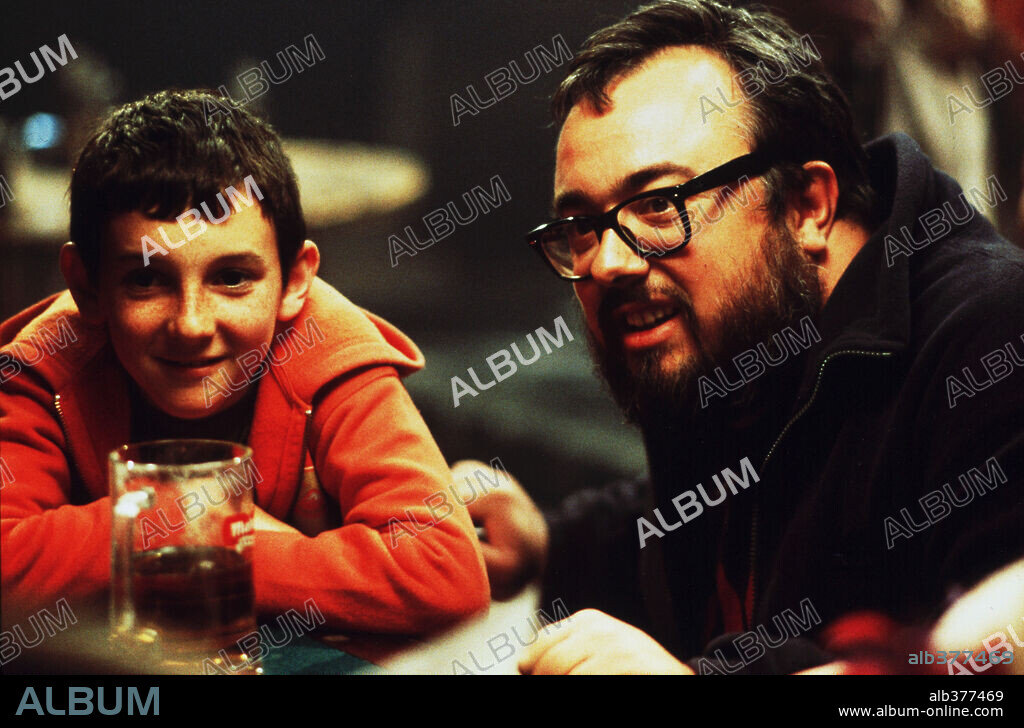 ALEX DE LA IGLESIA y LUIS CASTRO en 800 BALAS, 2002, dirigida por ALEX DE LA IGLESIA. Copyright PANICO FILMS / PAOLA ARDIZZIONI/EMILIO PEREDA.