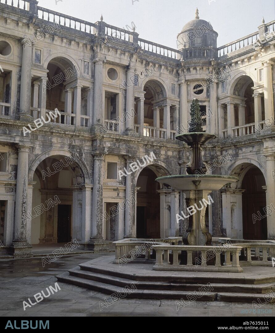 GRAN CLAUSTRO-FUENTE Y ESQUINA.