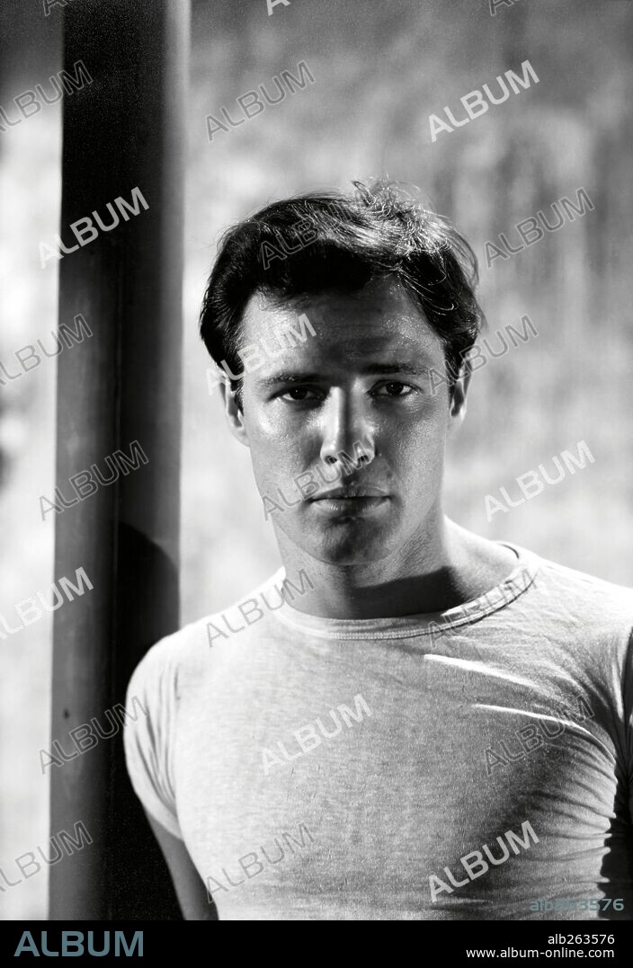 MARLON BRANDO in A STREETCAR NAMED DESIRE, 1951, unter der Regie von ELIA KAZAN. Copyright WARNER BROTHERS.