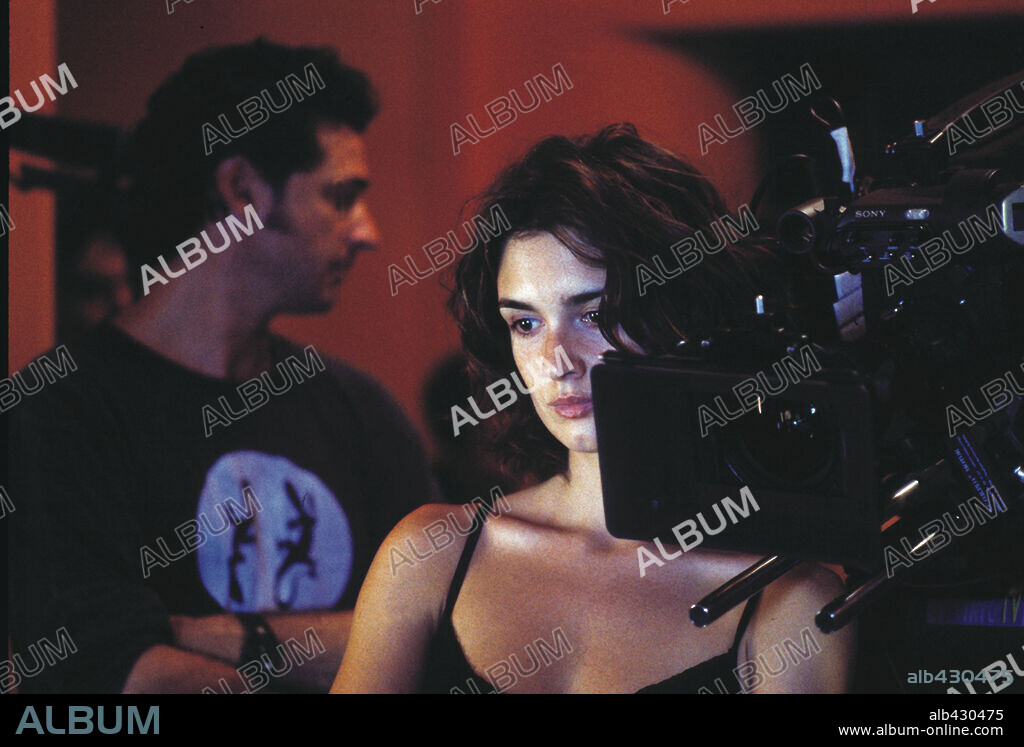 JULIO MEDEM and PAZ VEGA in SEX AND LUCIA, 2001 (LUCÍA Y EL SEXO), directed by JULIO MEDEM. Copyright SOGECINE/ALICIA PRODUCE / LOPEZ CALVIN, DIEGO.