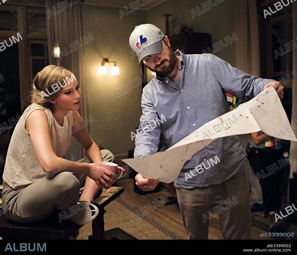 DARREN ARONOFSKY and JENNIFER LAWRENCE in MOTHER!, 2017, directed by DARREN ARONOFSKY. Copyright Protozoa Pictures.