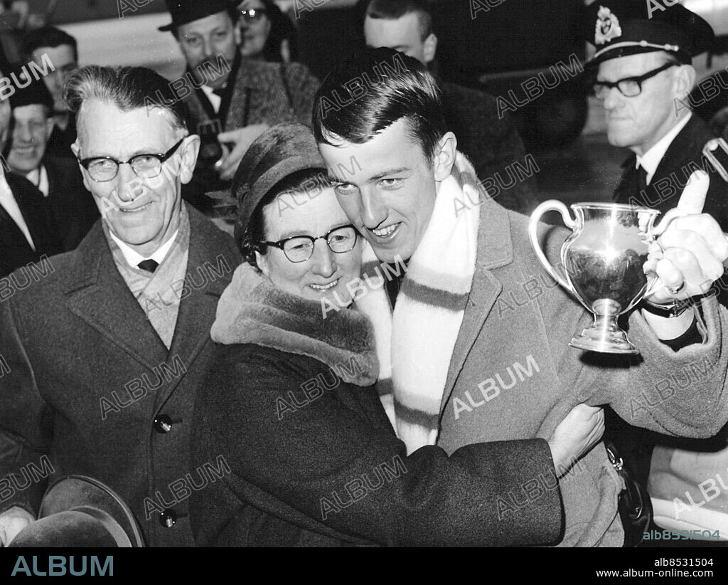 1963-02-28. Skridskoåkaren Jonny Nilsson gratuleras av sina föräldrar vid återkomsten till Sverige efter framgångarna i japanska Karuizawa där Jonny vann tre VM-guld.. Foto: Reportagebild / TT / Kod: 37770.