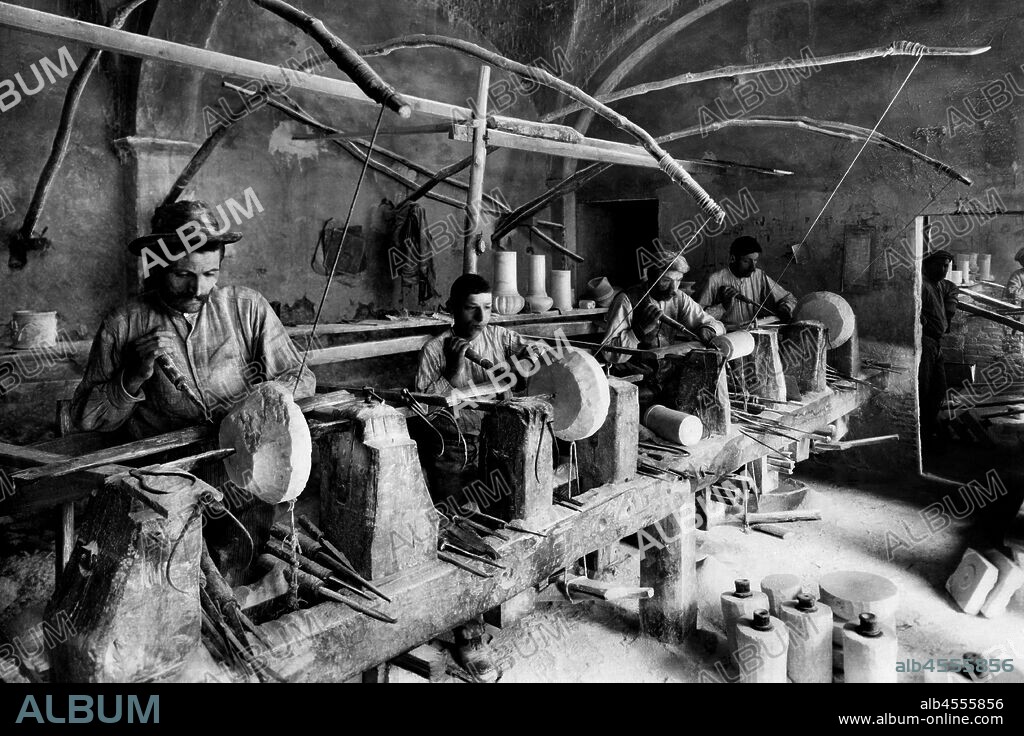 Laboratory of alabaster, Volterra 1920-30.