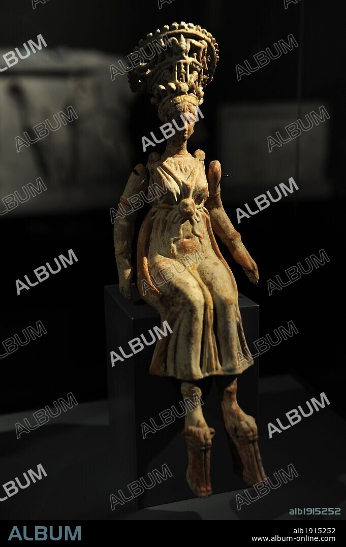 ARTE ANTIGUO. PENINSULA ANATOLICA. REGION DE EOLIA (GRECIA ASIATICA). Ciudad de Cime o Kymi. Estatuilla de mujer vestida con joyería anupcial. Fechada hacia el 100-50 a. C.