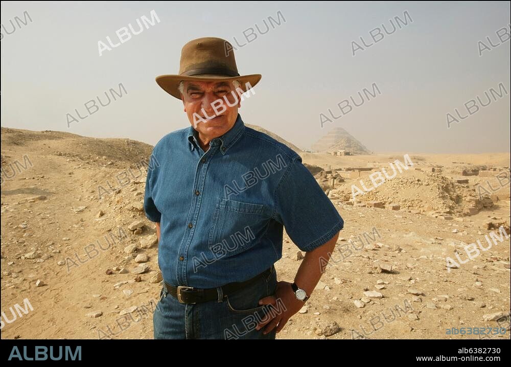 Hawass, Zahi; ägyptischer Ägyptologe, Generalsekretär der ägyptischen Altertümerverwaltung; geb. am 28.5.1947 in Damiette. /-Bei Ausgrabungen in Sakkara / Saqqâra (Mittelägypten); im Hintergrund die Stufenpyramide des Djoser.-Foto,2005.