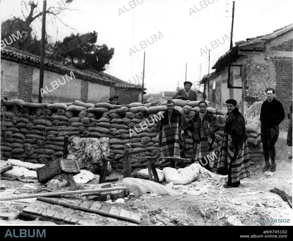 Pozuelo de Alarcón (Madrid), 30/01/1937. Guerra Civil Española. Trincheras hechas por los rojos en las calles de Pozuelo de Alarcón.