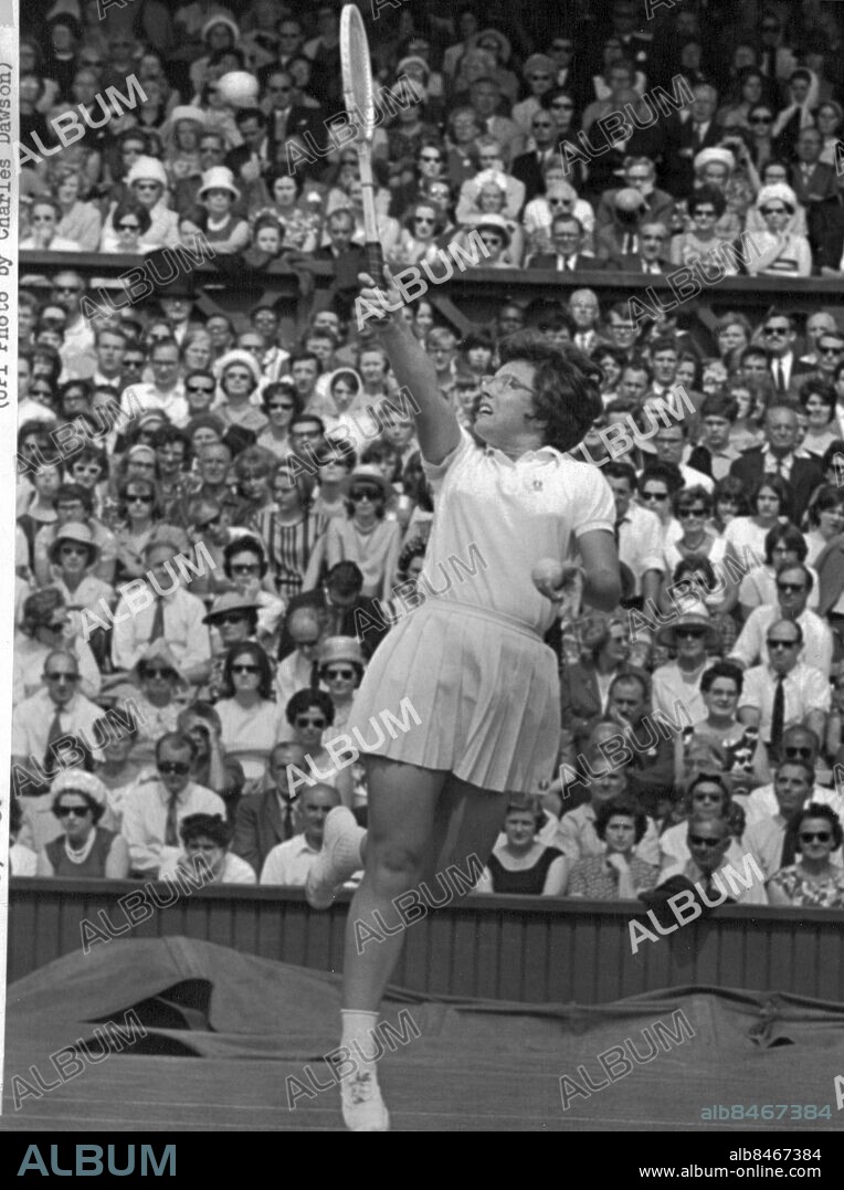 ARKIV - 640630 Billie Jean KIng, då med efternamnet Muffit hoppar för en backhand mot Storbritanniens Anne Haydon-Jones i kvartsfinalen i Wimbledon 1964. Foto: UPI Kod: 450 . COPYRIGHT SCANPIX SWEDEN.