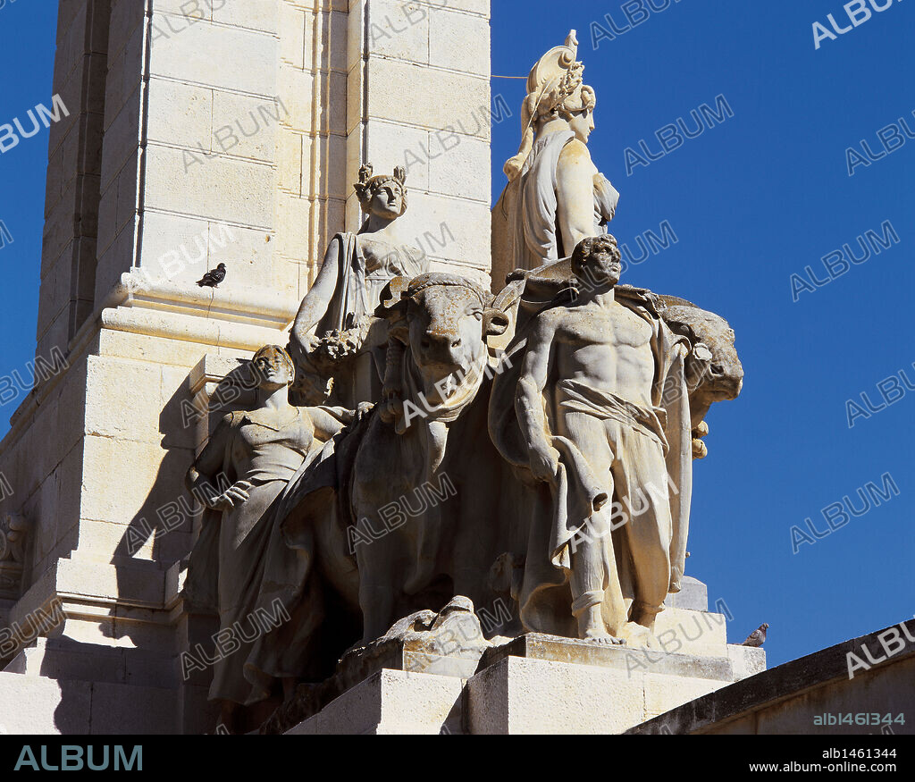 MONUMENTO A LAS CORTES LIBERALES, obra de Aniceto MARINAS. Detalle de las esculturas de uno de los lados del pedestal. CADIZ. Andalucía. España.