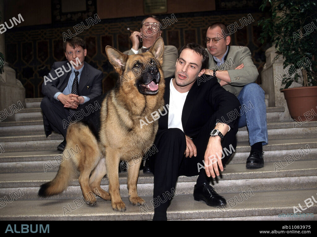 COMMISSIONER REX / Rex takes revenge D 1998 / Hans Werner Christian Böck (HEINZ WEIXELBRAUN), Alexander Brandtner (GEDEON BURKHARD), Dr. Leo Graf (GERHARD ZEMANN), Peter Höllerer (WOLF BACHOFNER) and REX C42372 / Headline: COMMISSIONER REX / D 1998.