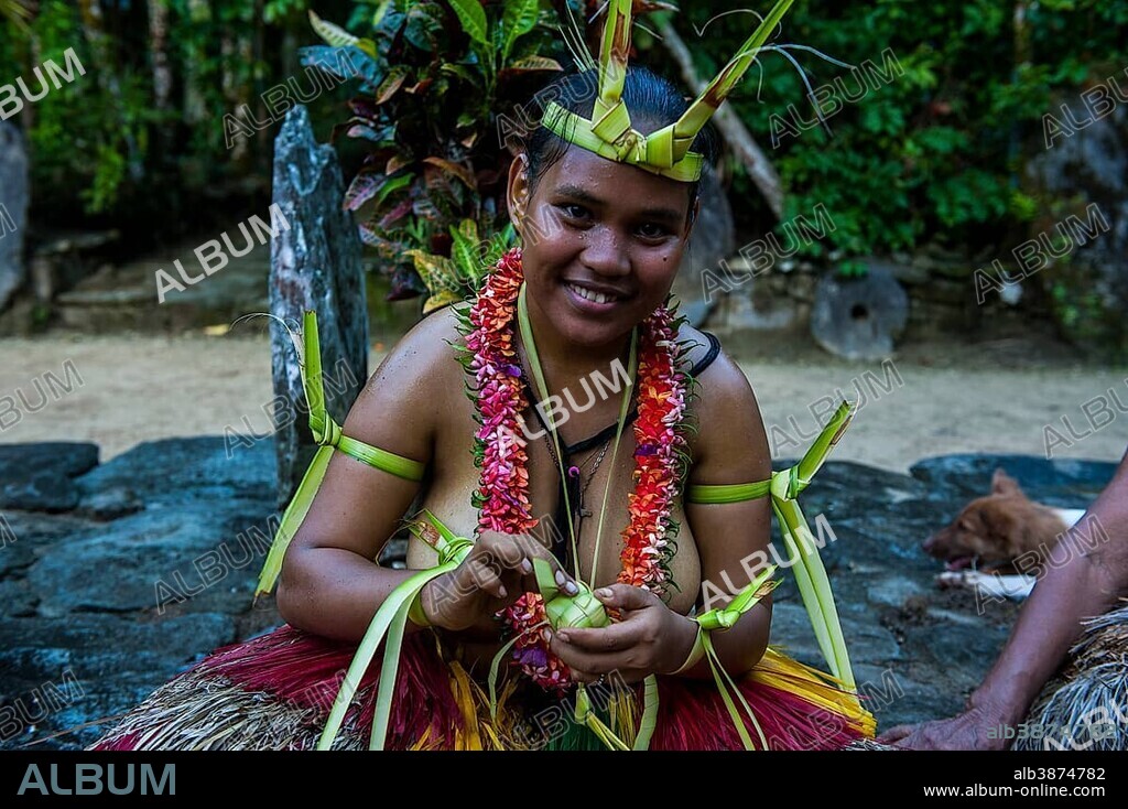 Traditionally dressed islander making traditional art work, Yap Island, Caroline Islands, Micronesia, Oceania.
