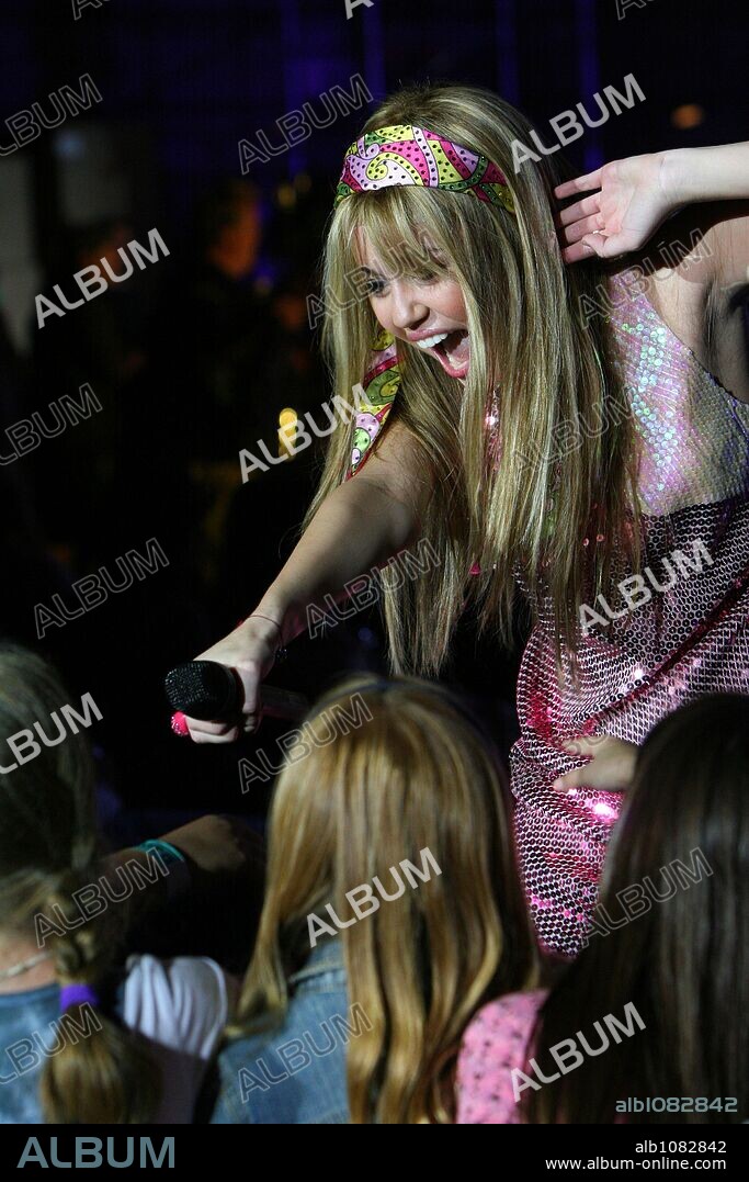 MILEY CYRUS in HANNAH MONTANA & MILEY CYRUS: BEST OF BOTH WORLDS CONCERT TOUR, 2008, unter der Regie von BRUCE HENDRICKS. Copyright PACE/WALT DISNEY PICTURES.