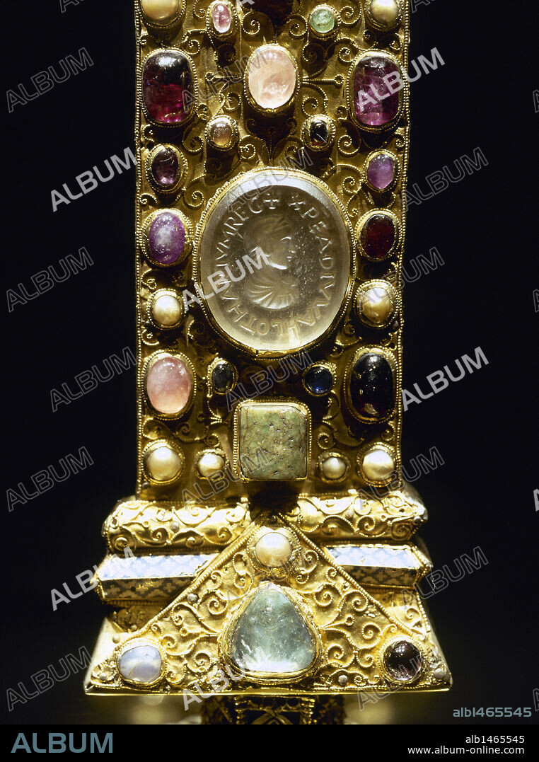 ARTE CAROLINGIO. PRE-ROMANICO. ALEMANIA. CRUZ DEL EMPERADOR LOTARIO II. Realizado en oro y gemas preciosas. S. X. Posiblemente donado por el emperador Oton III (993-1002). Detalle con el sello de Lotario II. Tesoro de la Catedral de Aquisgrán.