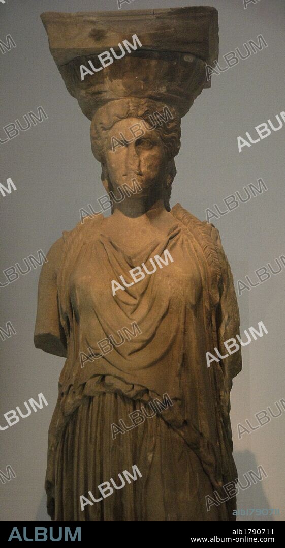 ARTE GRIEGO. GRECIA. CARIATIDE (s. V a. C.). Detalle de una de las cuatro cariátides originales que formaba parte de la "Tribuna de las Cariátides" del Erecteion en la Acrópolis de Atenas. Museo de la Acrópolis. Atenas.