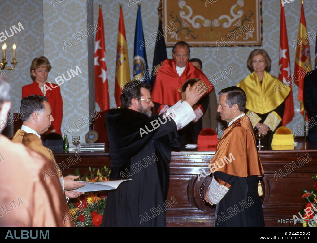 ADOLFO SUAREZ GONZALEZ. POLITICO ESPAÑOL. CEBREROS 1932-. PRESIDENTE DEL GOBIERNO DE ESPAÑA AÑOS 1976 AL 1981. INVESTIDO DOCTOR HONORIS CAUSA POR LA UNIVERSIDAD POLITECNICA DE MADRID , AÑO 1998. EN PRESENCIA DE LOS REYES DE ESPAÑA.