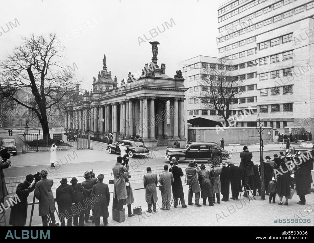 Viermächtekonferenz in Berlin vom 25. Januar bis 18. Februar 1954. Presse vor dem Kontrollratsgebäude während der 3. Verhandlungswoche: Die Botschafter treffen ein. Foto, 8.2.1954.
