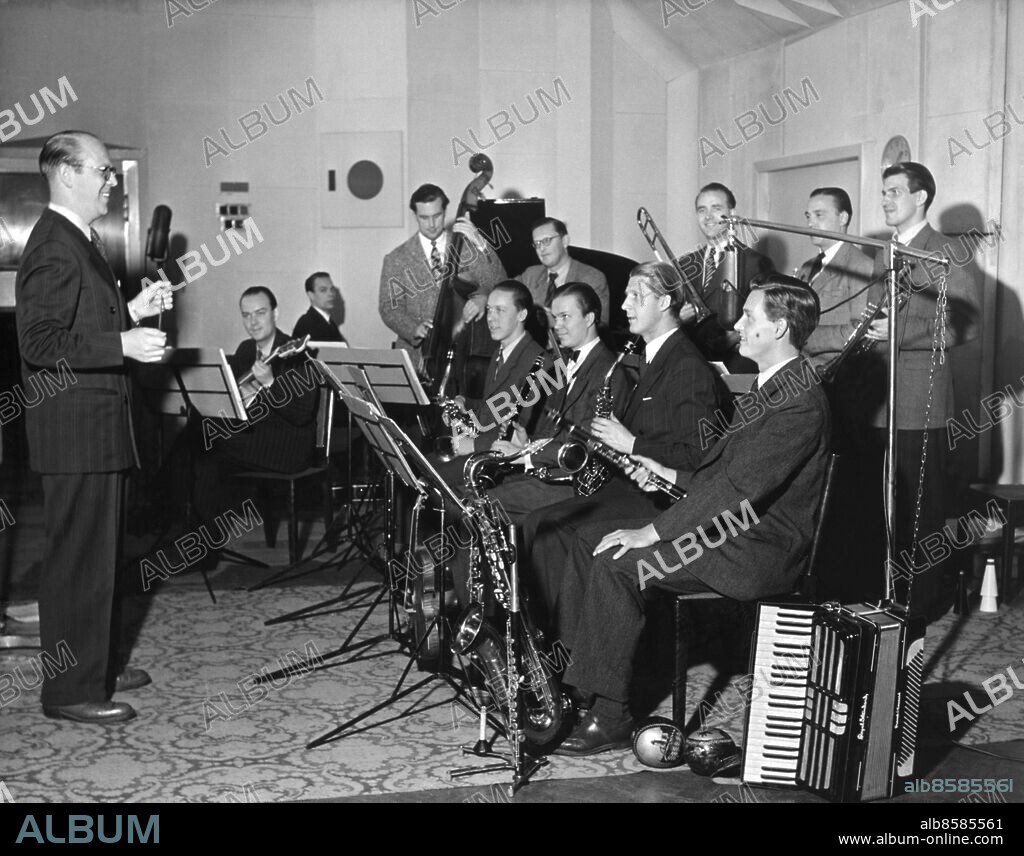 STOCKHOLM 1943.. Orig. bildtext... Radiotjänsts dansorkester Not. Thore Ehrling Anm. T Ehrling, 1912-1994, svensk kompositör, musiker, dirigent och orkesterledare m m. persons: THORE EHRLING sites: STOCKHOLM;SVERIGE.
