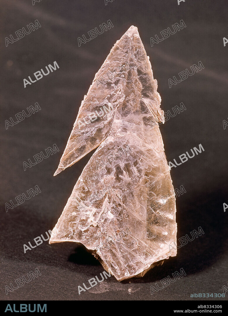 AUTOR LIBRE 01307. MINERAL - CRISTAL DE YESO CON FORMA DE PUNTA DE LANZA.