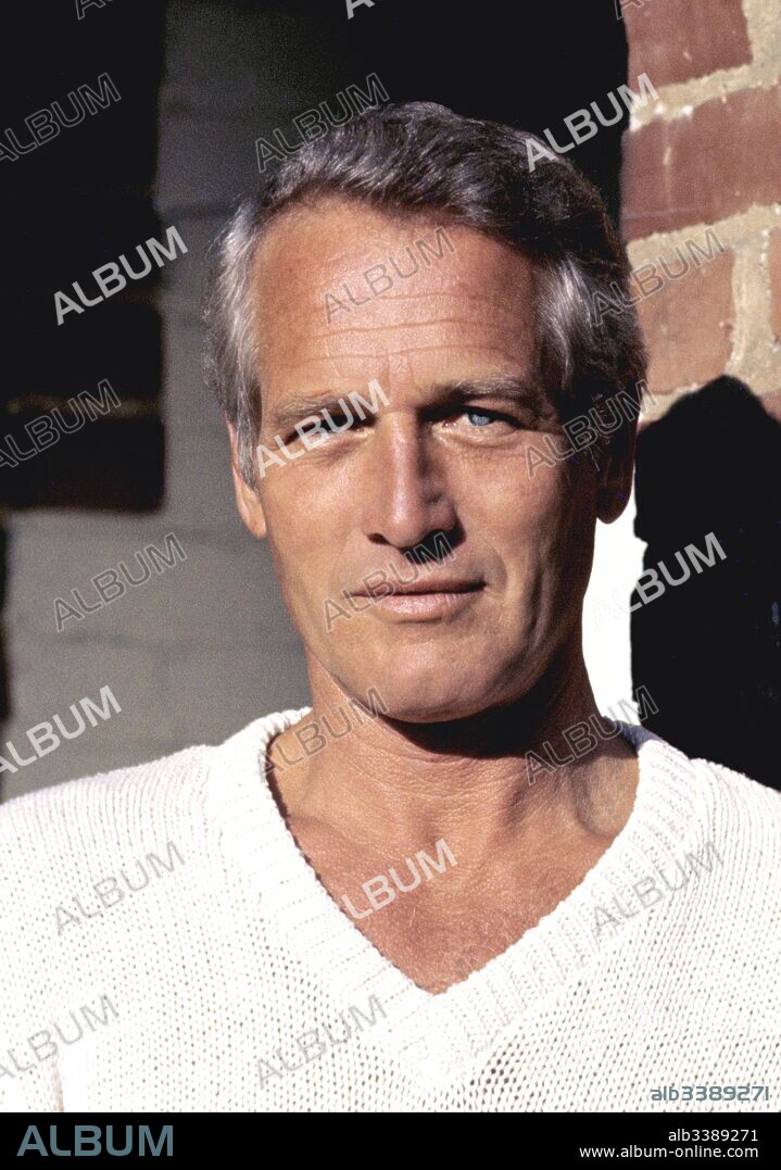 PAUL NEWMAN. January 1, 1976 - Hollywood, California, U.S. - Actor PAUL NEWMAN in 1976 with the Italian Telegatto Award. 1976