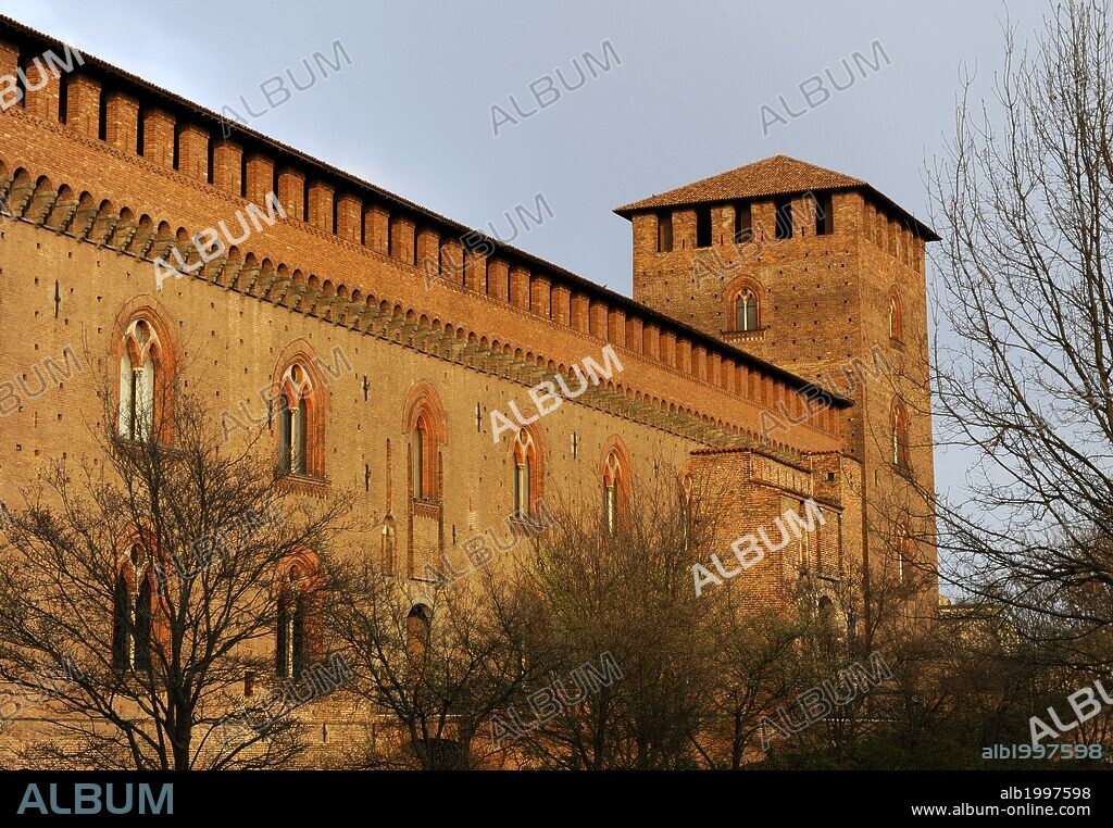 ITALIA. PAVIA. CASTILLO VISCONTEO. Construido entre 1360-1366 por Galeazzo II Visconti. Fortificación con elementos góticos. Vista exterior. Actualment sede de los Museos Cívicos. Lombardía. Norte de Italia.