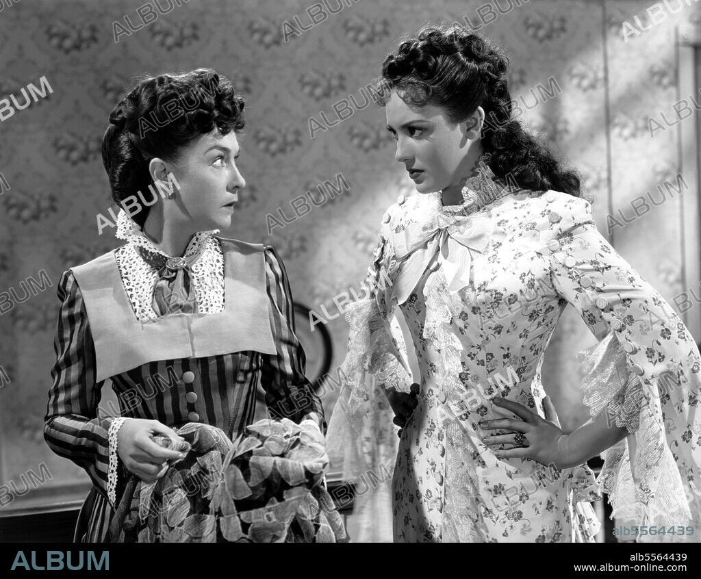 DOROTHY GISH and LINDA DARNELL in CENTENNIAL SUMMER, 1946, directed by OTTO PREMINGER. Copyright 20TH CENTURY FOX.