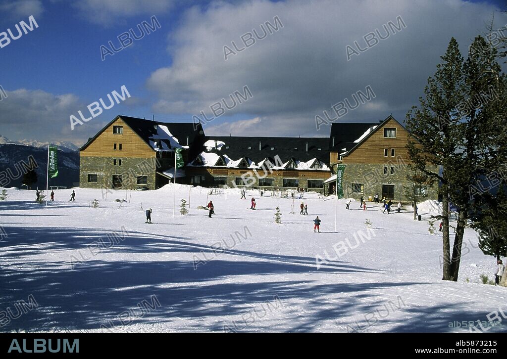 Estación de Ski de Port Ainé; Hotel "Port Ainé 2000" (uno de los contados hoteles a "pié de pista" en España).