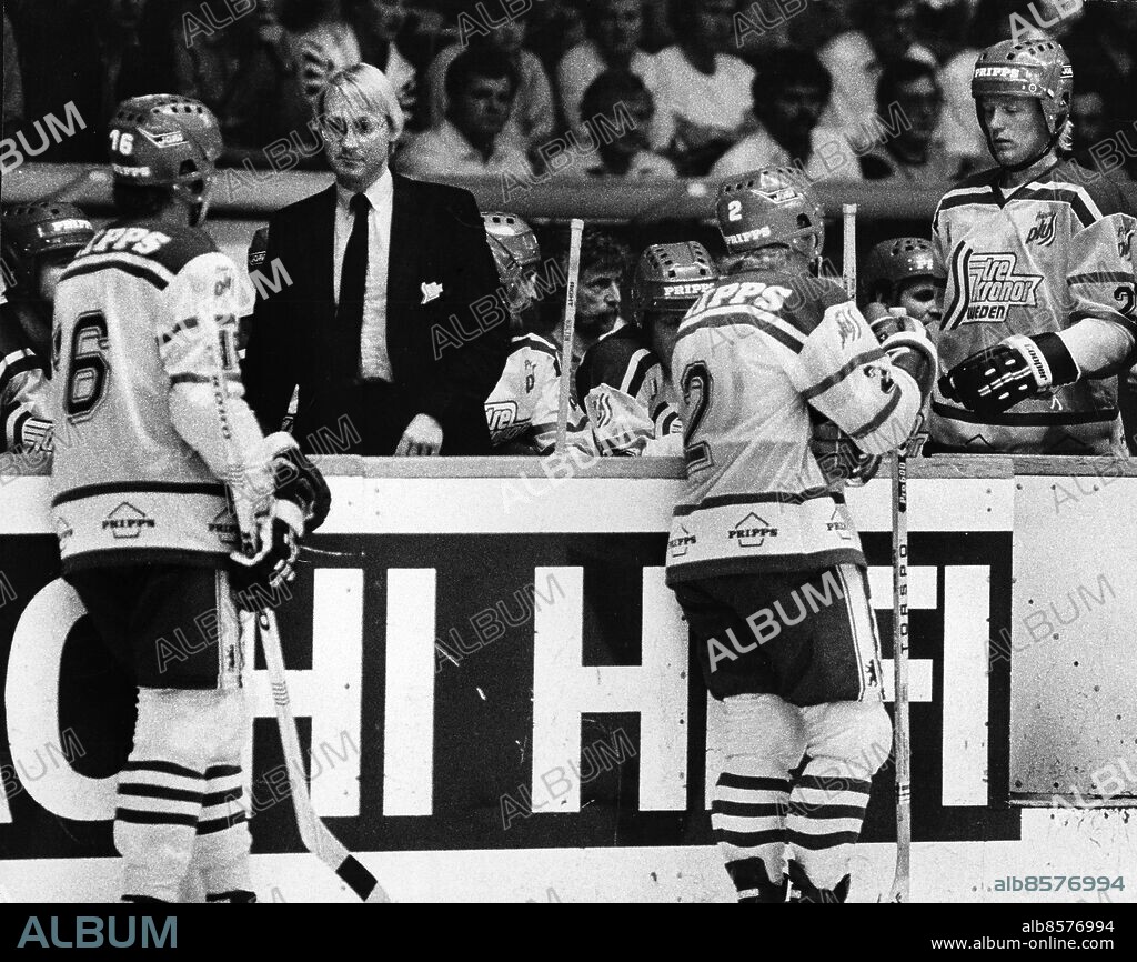 ARKIV 1981-08-12. Förbundskapten Anders "Ankan" Parmström i svenska ishockeylandslaget, i båset i sin första match med Tre Kronor under en landskamp mot Sovjetunionen på Johanneshovs Isstadion i Stockholm 12:e augusti 1981. Sovjet vann med 2-1.. Foto: Bernt Claesson / XP / SCANPIX / Kod: 8. **AFTONBLADET OUT**.
