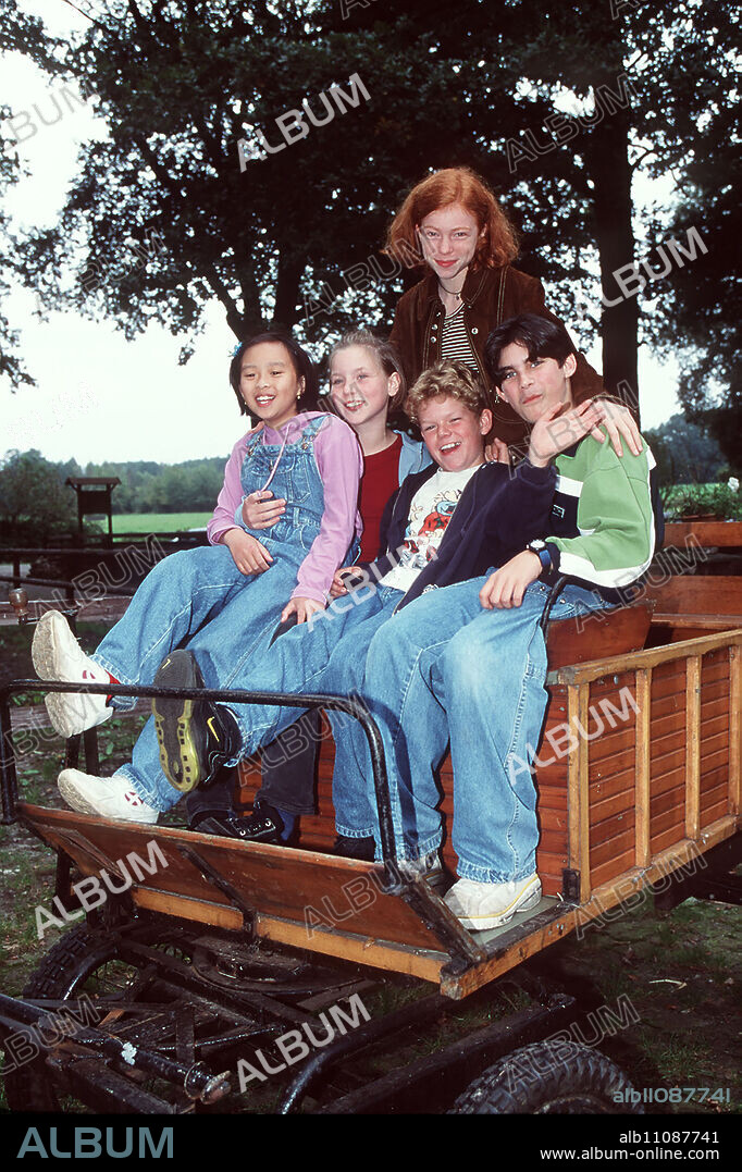 Because Kiki (THUY-ANH CAO,l) is having heart surgery on her birthday, Tobias postpones his birthday party. A proper celebration. Here with Lisa (KATHARINA WÄSCHENBACH), Hexe (MARLEEN LOHSE), Tobias (TIM KÜCHLER) and Timo (MARCO SOUMIKH). Director: Monika Zinnenberg aka. 13. Timo reaches for the stars / Headline: THE CHILDREN OF ALSTERTAL / BRD 1988.
