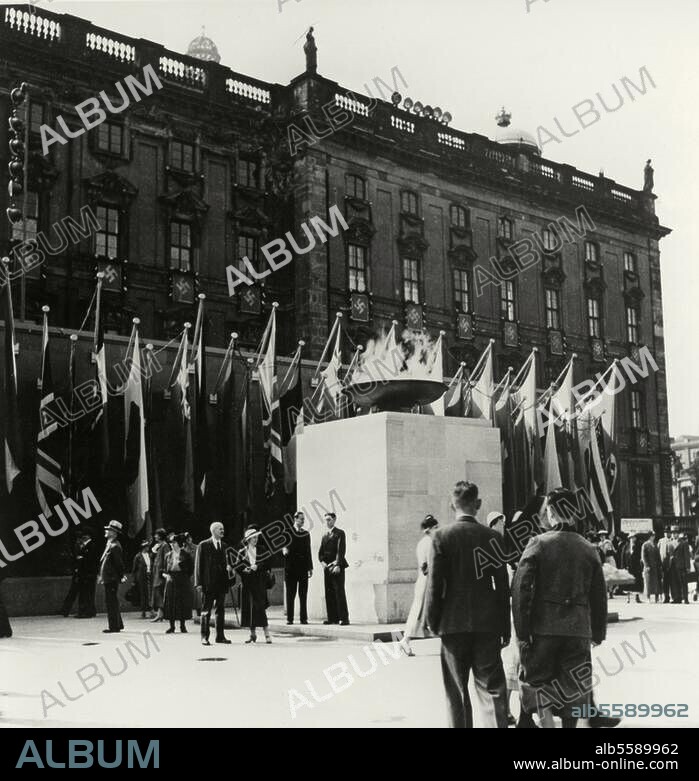 Berlin, 1. bis 16. August 1936. XI. Olympische Spiele. Das Olympische Feuer im Lustgarten vor dem Stadtschloß. Foto, 9.8.1936.