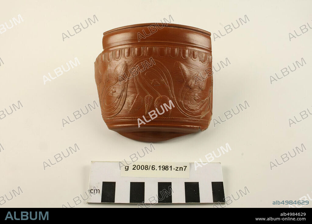 Fragment of a cup or bowl of terra sigillata, Dragendorff 30, with egg list and vegetation decoration. Hailing from La Graufesenque. Leaf as Knorr 1952, Taf. 2 and 76 (both AMANDVS). 1 small glueing, cup, fragment, pottery, terra sigillata, 9.5 x 10.2 x 2.8 cm, roman 15-30 AD, Netherlands, North Holland, Velsen, Velsen, Velsen I, France.