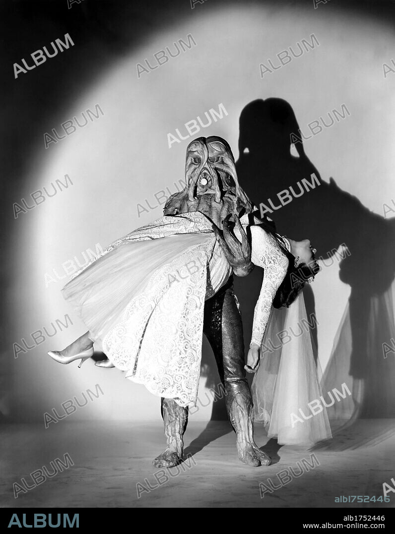 GLORIA TALBOTT en ME CASE CON UN MONSTRUO DEL ESPACIO EXTERIOR, 1958 (I MARRIED A MONSTER FROM OUTER SPACE), dirigida por GENE FOWLER JR.. Copyright PARAMOUNT PICTURES.