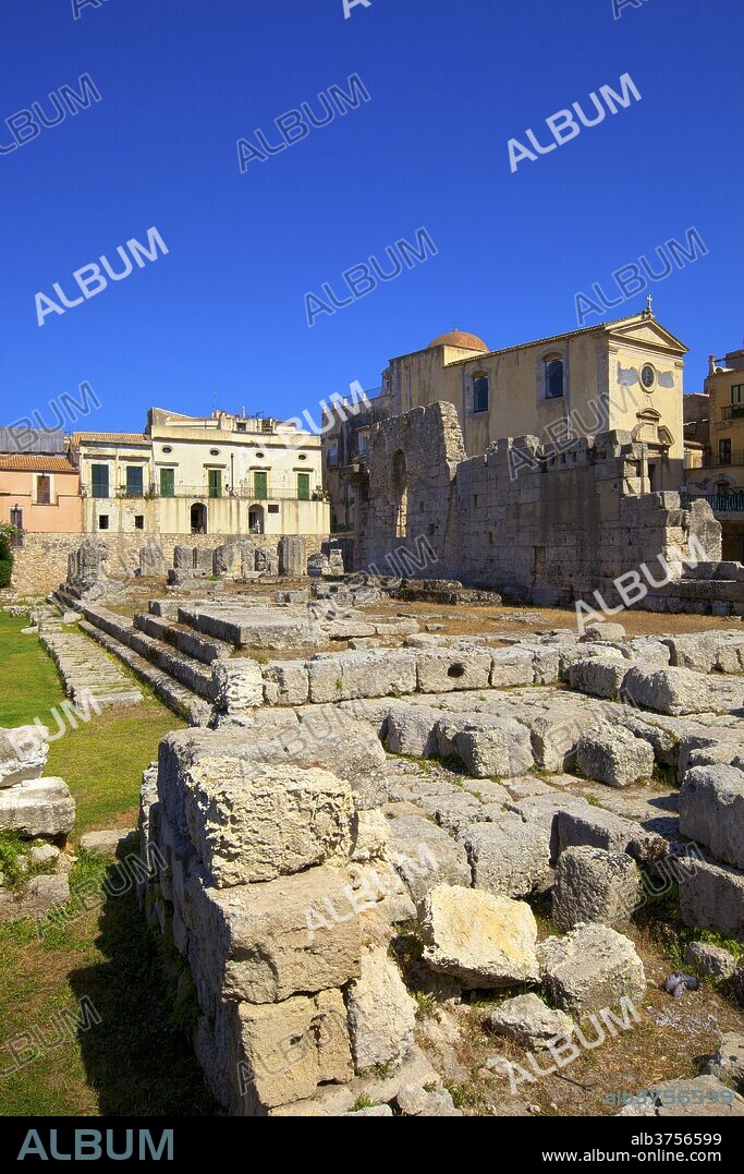 Ruins of Temple of Apollo, Ortygia, Syracuse, Sicily, Italy, Europe.