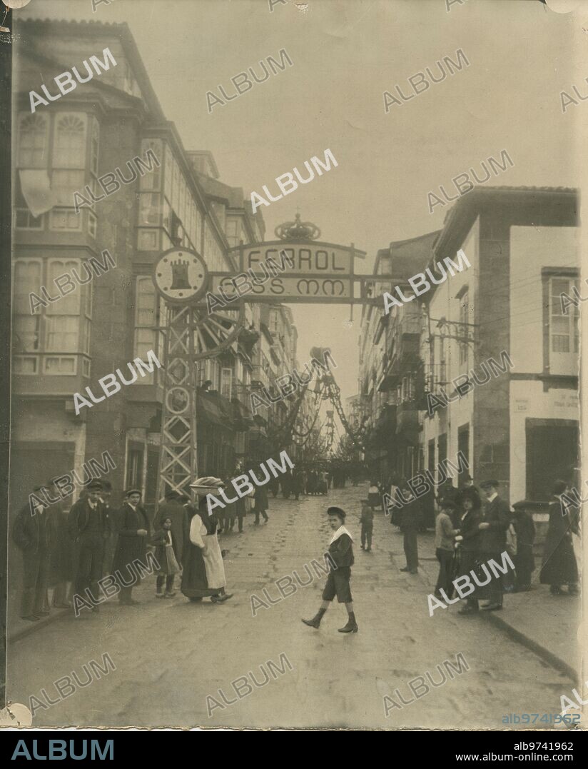Ferrol (La Coruña), febrero de 1912. Viaje de SS. MM. los Reyes Don Alfonso XIII y Doña Victoria Eugenia a Ferrol. En la imagen, arco levantado en la entrada de la Calle Real, por donde pasaron a su llegada a la ciudad.