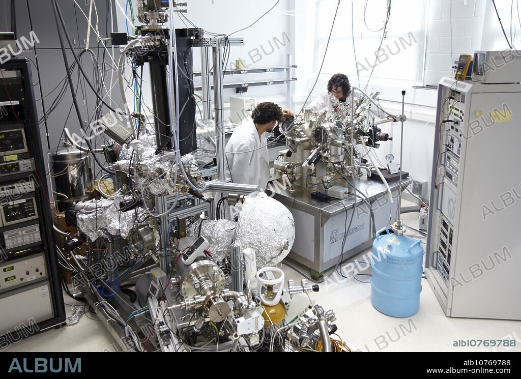 UHV (ultra-high vacuum) chamber, Nanophysics laboratory, Materials Physics Center is a joint center of the Spanish Scientific Research Council CSIC and the University of the Basque Country UPV/EHU. Its research activity is mainly focused into basic aspects of materials science. Scientific activity in the laboratories and experimental facilities of the CFM deals with the morphology and electronic properties of nano-structured materials, polymers and soft matter, and photonic materials. In addition, an important part of the scientific research in the CFM is devoted to the theory and simulation of materials properties in the microscopic and mesoscopic scales, Donostia, San Sebastian, Gipuzkoa, Euskadi, Spain.