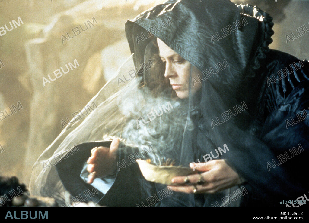 SIGOURNEY WEAVER in SNOW WHITE: A TALE OF TERROR, 1997, unter der Regie von MICHAEL COHN.