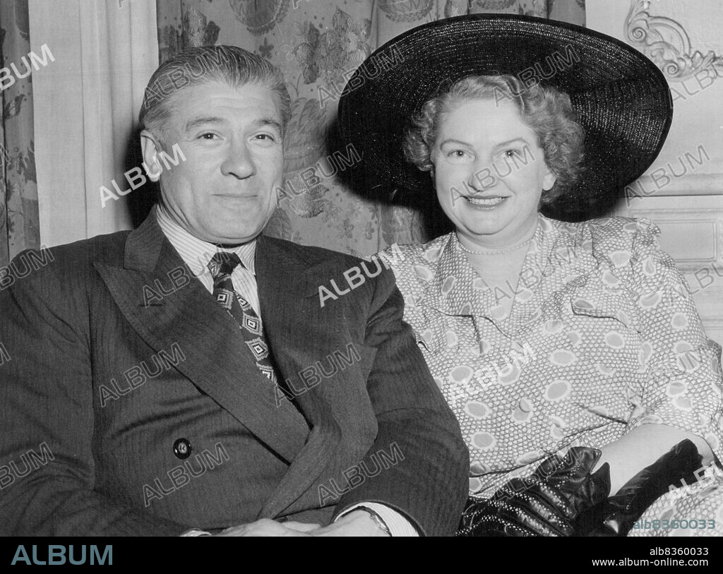 Pianist Jascha Spivakovsky, who will be soloist with the Sydney Symphony Orchestra and conductor Bernard Heinze, at the Sydney Town Hall tonight and tomorrow, with Mrs. Spivakovsky, here from Melbourne for the concerts, and to do some shopping. October 10, 1950.