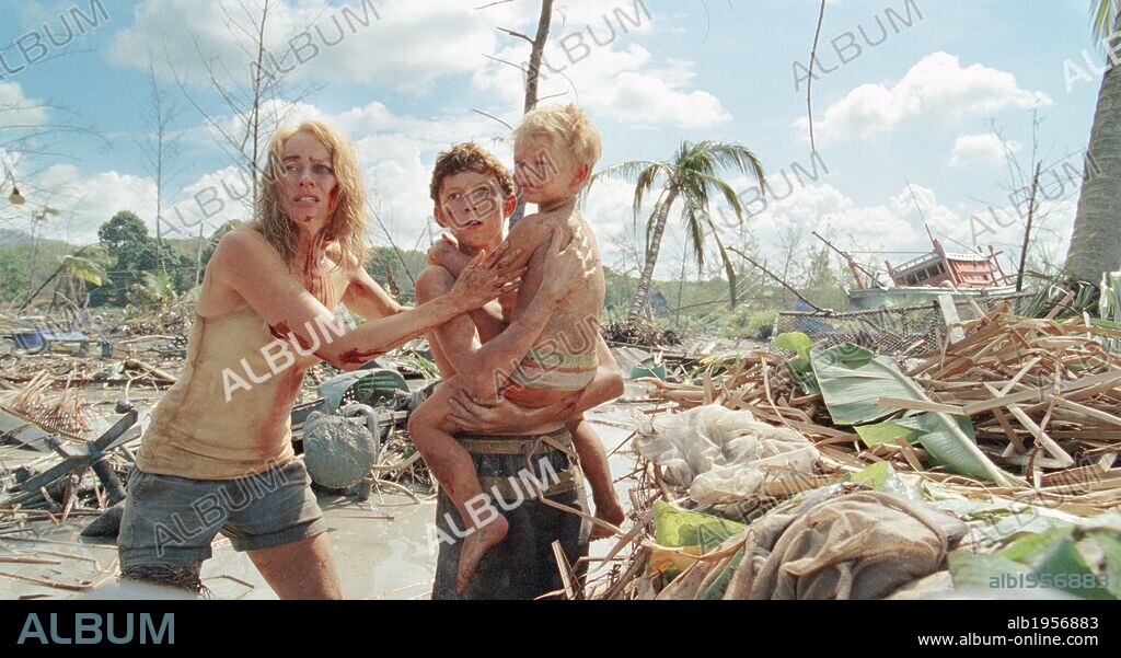 NAOMI WATTS, SAMUEL JOSLIN und TOM HOLLAND in THE IMPOSSIBLE - NICHTS IST STÄRKER ALS DER WILLE, ZU ÜBERLEBEN, 2012 (THE IMPOSSIBLE), unter der Regie von JUAN ANTONIO BAYONA. Copyright APACHES ENTERTAINMENT.