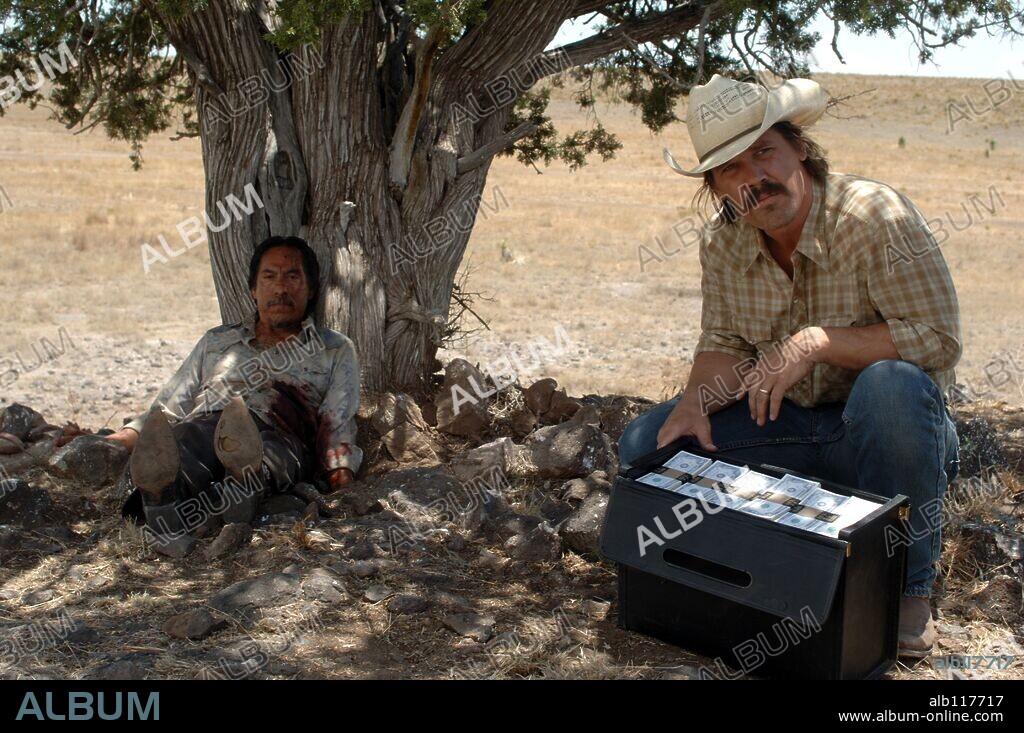 JOSH BROLIN en NO ES PAIS PARA VIEJOS, 2007 (NO COUNTRY FOR OLD MEN), dirigida por ETHAN COEN y JOEL COEN. Copyright PARAMOUNT CLASSICS.