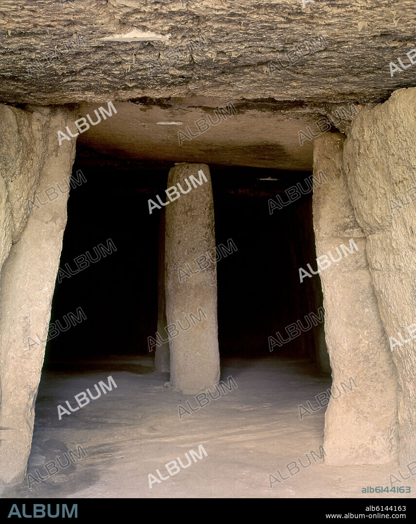 VISTA DEL INTERIOR DEL DOLMEN DE LA CUEVA DE LA MENGA - CAMARA FUNERARIA PRECEDIDA DE UN AMPLIO CORREDOR.