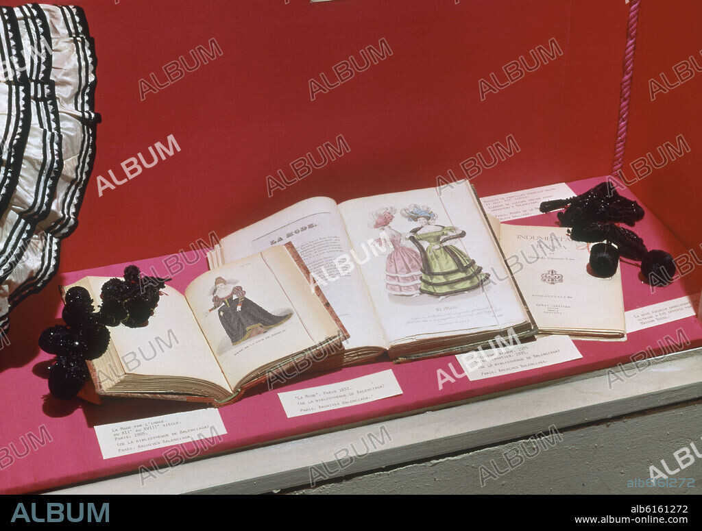 CRISTÓBAL BALENCIAGA. LIBROS DE MODAS.