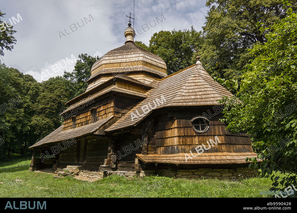 iglesia de madera, Ulucz, templo uniata construida en 1510-1659, valle del rio San, voivodato de la Pequeña Polonia, Cárpatos, Polonia, europe.