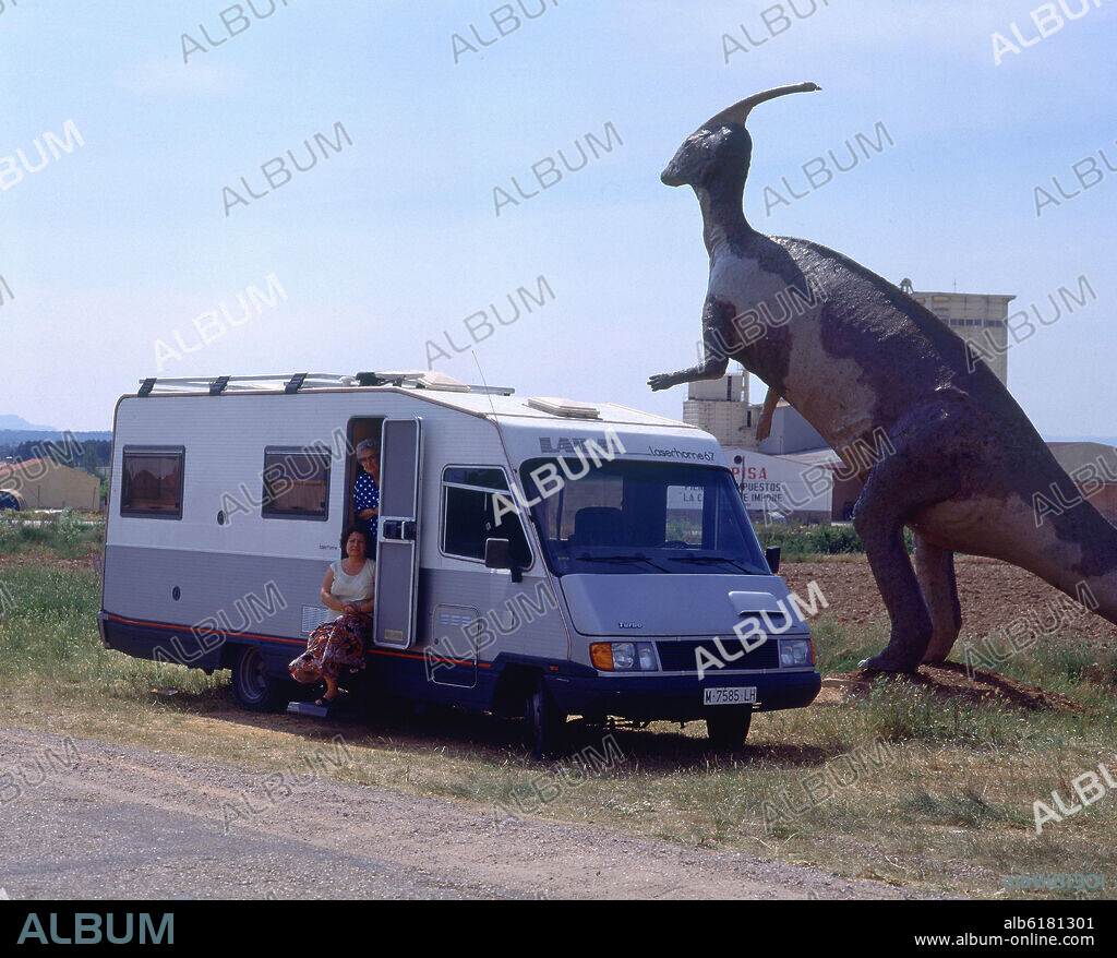 TURISTAS EN UNA CARAVANA VISITANDO RUTA DE LAS ICNITAS-DINOSAURIO BIPEDO.