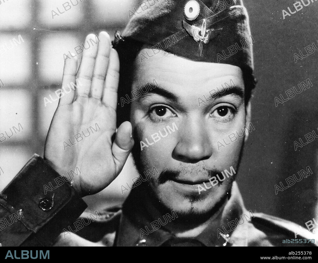 CANTINFLAS en A VOLAR, JOVEN, 1947, dirigida por MIGUEL M. DELGADO. Copyright POSA FILMS, S.A.