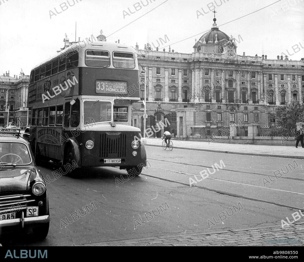 Madrid, 1958. Autobús de la línea 33 de la EMT, que sustituyó al tranvía, en la calle de Bailén, a su paso por el Palacio Real.