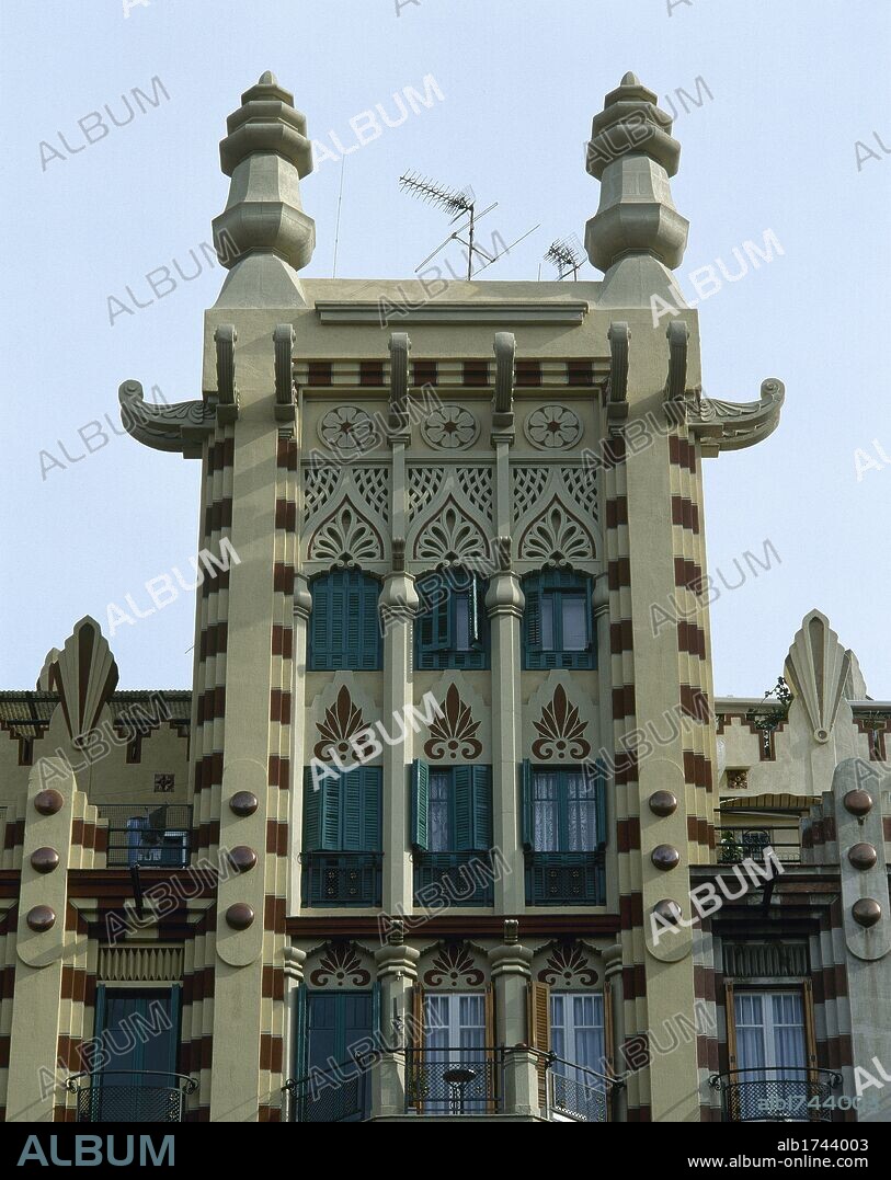 Casa de Ferran Guardiola o Casa China (1929). Realizada por el arquitecto Joan Guardiola (1895-1962), para su hermano. Detalle de la fachada. Estilo art Decó. BARCELONA. Cataluña. Spain.