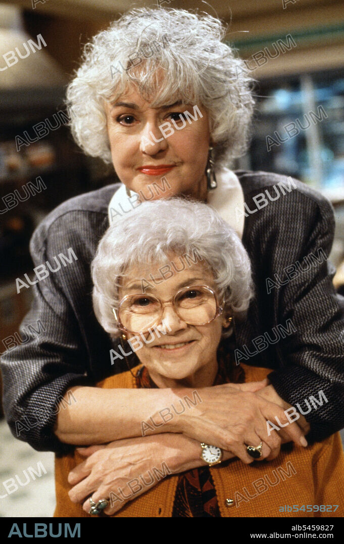 BEA ARTHUR et ESTELLE GETTY dans THE GOLDEN GIRLS, 1985, réalisé par SUSAN HARRIS. Copyright TOUCHSTONE TELEVISION.